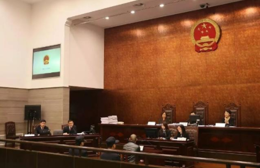  庭审现。10名被告人出庭受审