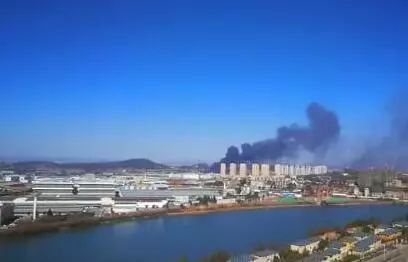 仓库里往外冒着滚滚黑烟，把周围的天空染上乌黑色。